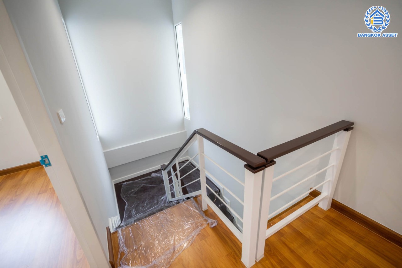 บ้านมือสองตกแต่งใหม่ แบรนด์ Sansiri ม.ฮาบิเทีย บางใหญ่ หลังมุม เนื้อที่ 58.8 ตร.ว. ฟังก์ชัน 3 ห้องนอน 3 ห้องน้ำ จอดรถได้ 2 คัน บนทำเลเดินทางสะดวก เชื่อมสู่ย่านใจกลางเมืองได้อย่างรวดเร็ว ใกล้เซ็นทรัลเวสต์เกต และรถไฟฟ้าสายสีม่วง "สถานีคลองบางไผ่"